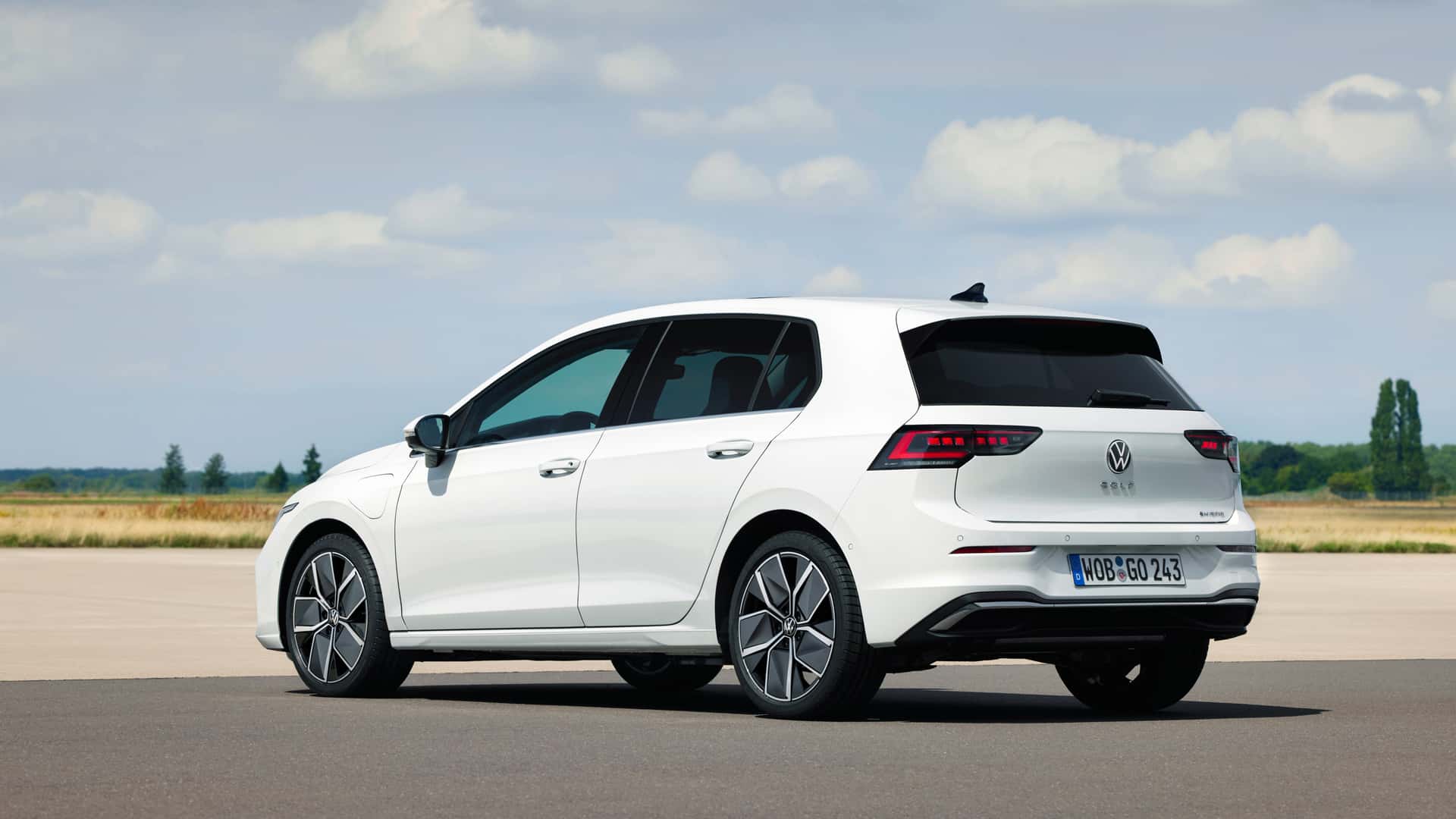 Українці тепер можуть купити новий VW Golf: фото та ціни