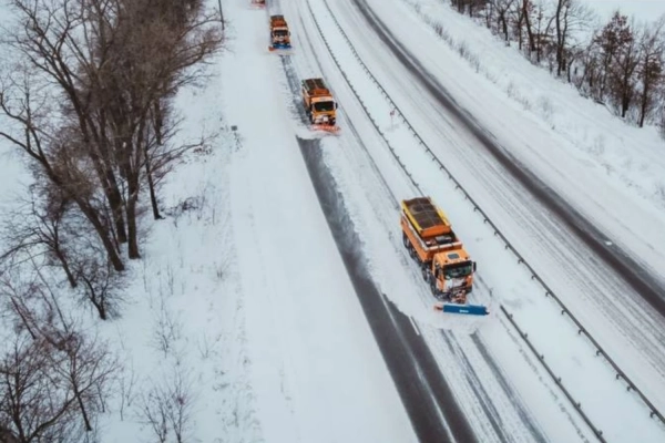 Основні дороги проїзні попри сніг через циклон, на Кіровоградщині є обмеження через загрозу зсуву - дорожники