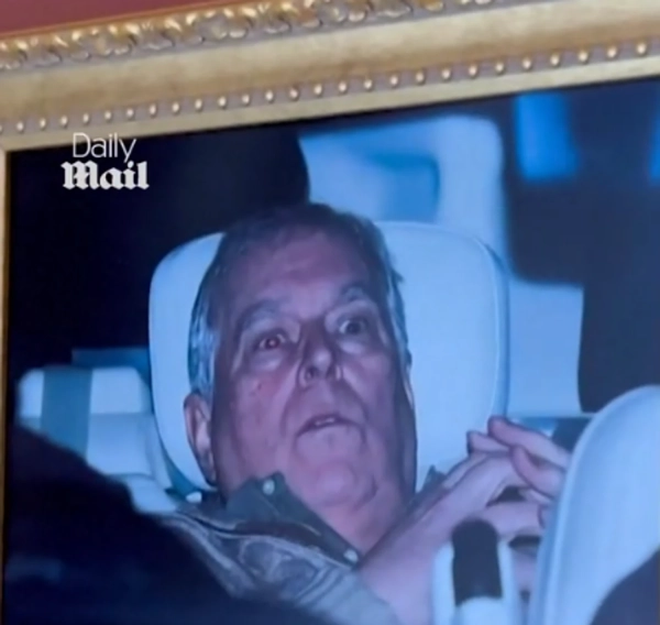 Лувр вшанував фото принца Ендрю: скандальний портрет зайняв…