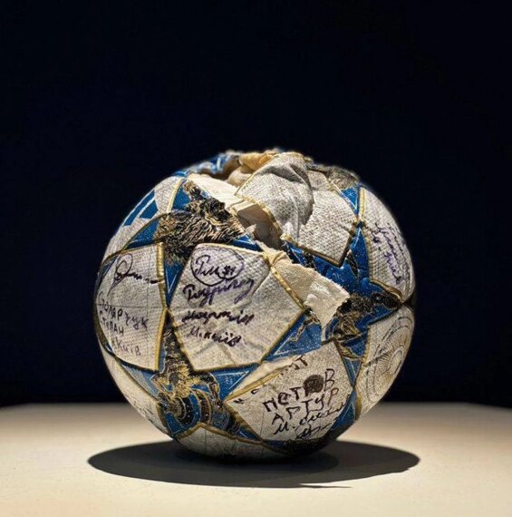 Вихованці “Локомотива” вручили президенту FIFA м’яч, створений на руїнах їхньої бази