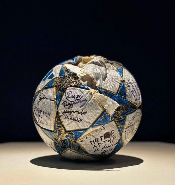 Вихованці ФК “Локомотив”, чию базу зруйнувала рф, передали президенту FIFA футбольний м'яч