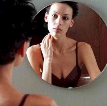 Чому дзеркало бреше: як жінки бачать себе насправді