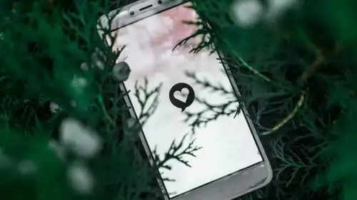 53-річна українка розкриває правду: чому додатки для знайомств перетворилися на справжнє пекло