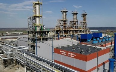 Росіяни повідомляють про атаку дронів на хімзавод “Акрон” у Новгороді: відео наслідків