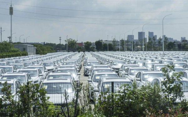 Geely відірвалася від BYD: рекордне зростання продажів з 2022 року