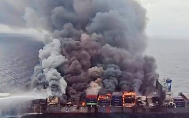 Російський танкер охопила пожежа в Середземному морі: дивіться відео.