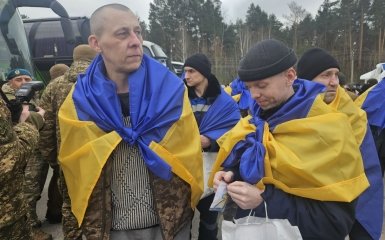 Українські захисники повернулися додому: перші емоційні кадри звільнених з полону