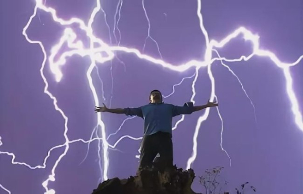 Блискавки частіше обирають чоловіків: дослідження розкриває неочікувані причини