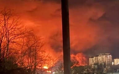 Туапсинський НПЗ горить: як дрони атакували нафтопереробний завод (відео)