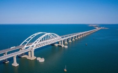 ЗСУ вражають російські катери біля Кримського мосту: опубліковано відеозаписи бою