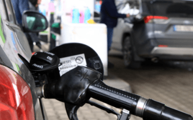 Кабмін подовжив програму кешбеку за пальне: заправляйтеся до кінця травня з вигодою