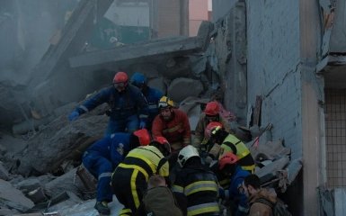 Київ під обстрілом: ворожий удар забрав життя, десятки людей травмовані