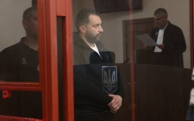 Четверо топпосадовців поліції вийшли під заставу у справі про мережу “порноофісів”.