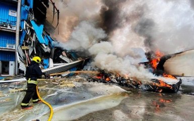 Зеленський показав наслідки російської атаки на термінал “Нової пошти” у Дніпрі