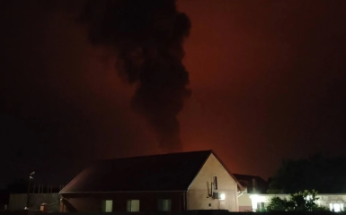 На Донеччині спалахнуло паливне сховище: дивіться відео