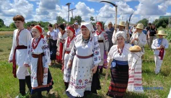 «Зажинки»: перші зібрані збіжжя відклали для різдвяного дідуха