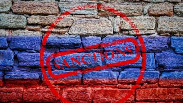 Європейський Союз запровадив обмеження для 33 російських банків, заборонивши їм користуватися SWIFT.