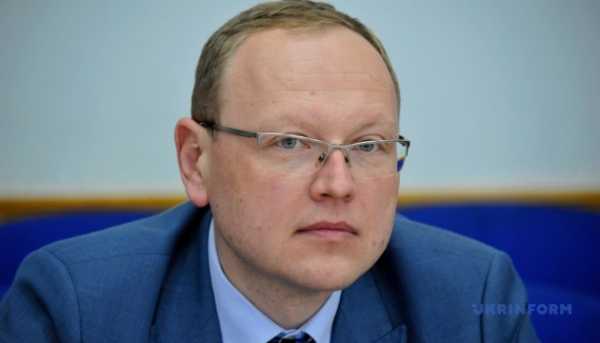 «Постмодерні більшовики»: політолог стверджує, що протести не повинні впливати на кадрові рішення в армії