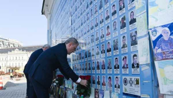 Глави зовнішньополітичних відомств України та Азербайджану вшанували пам’ять загиблих за Україну покладанням квітів до Стіни пам’яті.