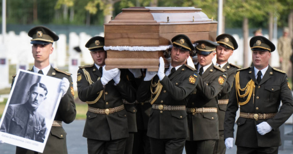 Євгена Коновальця, першого лідера ОУН, перепоховали на Національному військовому меморіальному кладовищі.