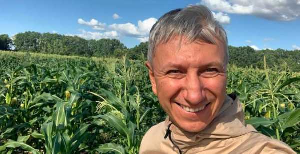 Фермер з України культивує кукурудзу з високим вмістом білка та білим зерном.