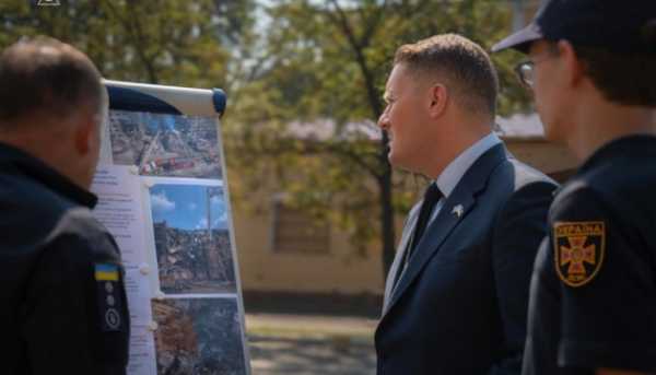 Глава оборонного відомства Британії Вес Стрітінг оглянув наслідки російських атак у столиці України.