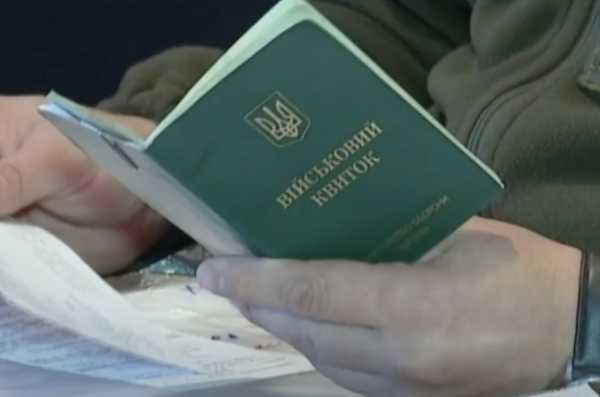 Материнство, економіка та оборонна промисловість: фахівець вважає, що розмови про призов жінок ще зарано
