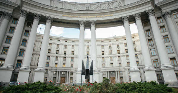 На фасаді будівлі МЗС у Києві з’явився сталевий “Фенікс” з фестивалю Burning Man.