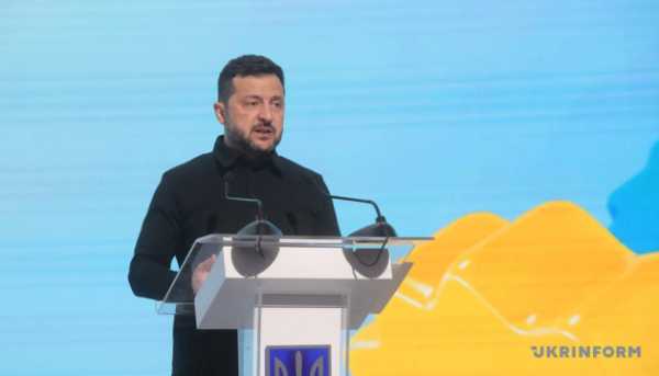 Президент Зеленський запевнив, що оклади педагогів збільшуватимуться.