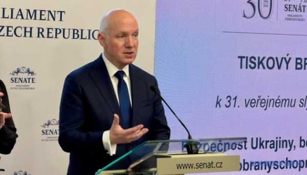 Сенатори Чехії ставлять запитання щодо відсутності двосторонньої зустрічі між очільником оборонного відомства та його українським колегою.