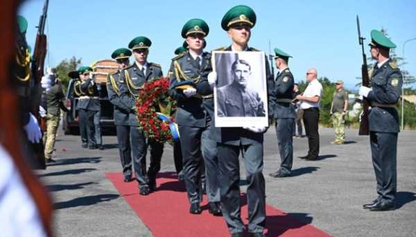 Тіло Євгена Коновальця привезли в Україну