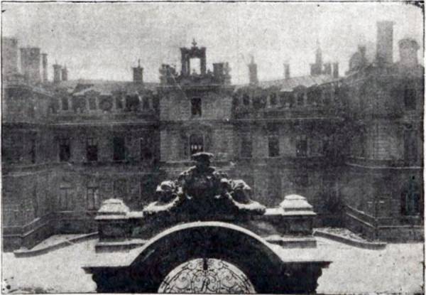 Палац Потоцьких після авіакатастрофи за участі Е.Грейвса. Фото 1919 року