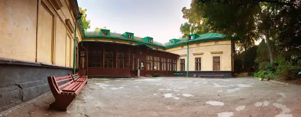 Фасад будинку колишньої Kрайової школи лісництва Фасад будинку колишньої Kрайової школи лісництва