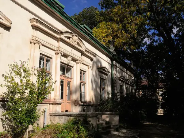 Тильний бік будинку колишньої Kрайової школи лісництва Тильний бік будинку колишньої Kрайової школи лісництва