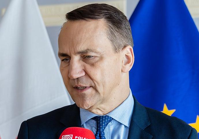 Ілюстрація, що може відображати передачу озброєння Україні
