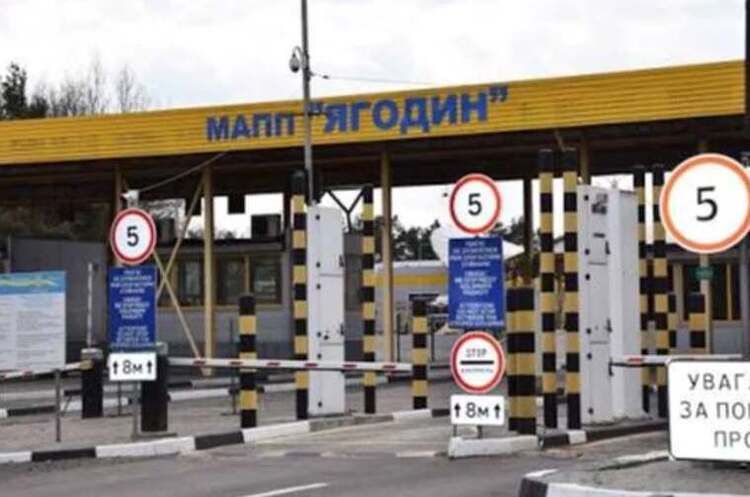 Наслідки обстрілу росіянами заправки біля пункту пропуску Ягодин на Волині