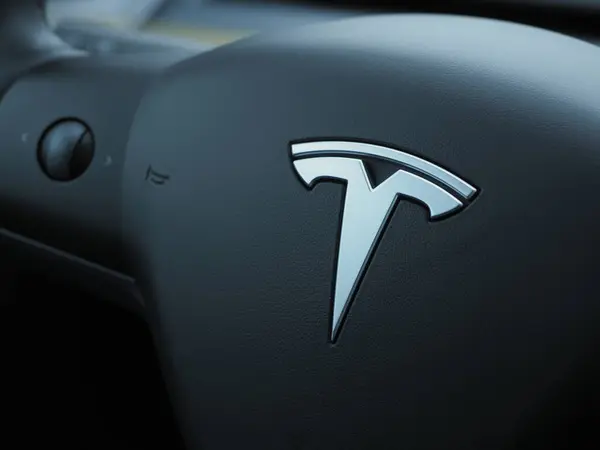 Tesla готує революцію: новий Roadster заїде у 2026 році
