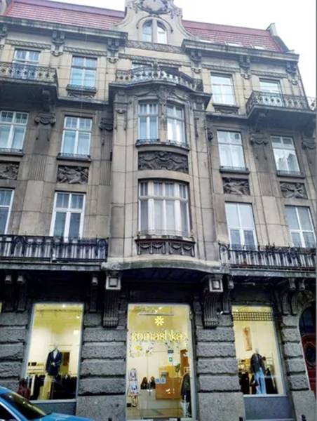 Кам’яниця 1908 року збудована у стилі модернізованого ампіру. Фото авторки та Бюро спадщини