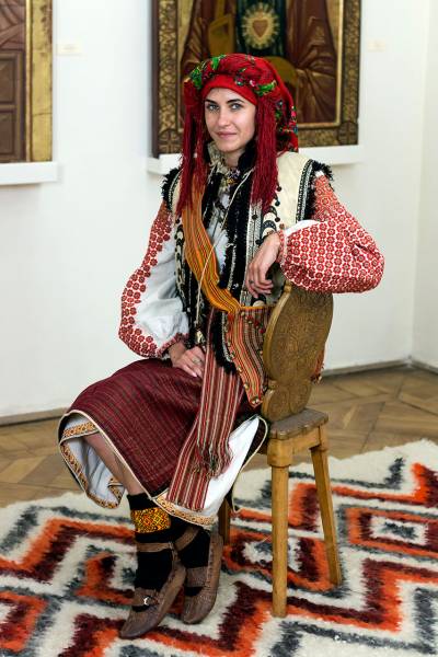 Гуцульське жіноче народне вбрання кінця ХІХ - початку ХХ ст. з колекції Національного музею у Львові ім. А.Шептицького