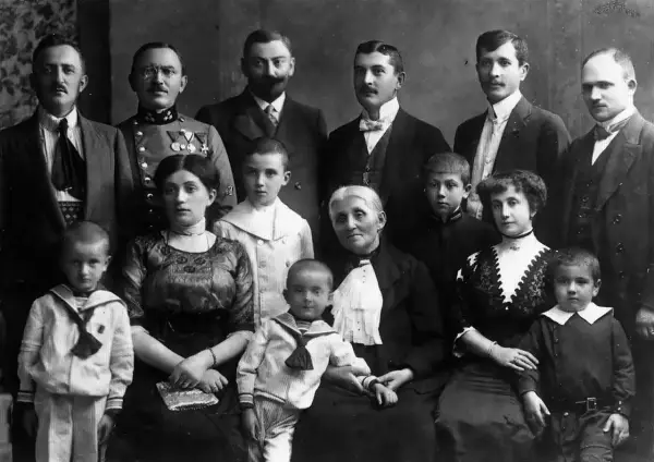 Родина Косів. Сидять зліва направо, ймовірно: Лідія Кос (дружина Йосифа Коса) із синами Романом, Михайлом (стоїть позаду) та Анатолем, Марія Кос (Ліщинська). Стоять брати Коси (другий зліва, мабуть, Михайло Кос) і невідомі, 1910–1913 рр. (зі сайту http://www.uaestrada.org/photo/kos-anatolskyj-anatolij)os2 Родина Косів. Сидять зліва направо, ймовірно: Лідія Кос (дружина Йосифа Коса) із синами Романом, Михайлом (стоїть позаду) та Анатолем, Марія Кос (Ліщинська). Стоять брати Коси (другий зліва, мабуть, Михайло Кос) і невідомі, 1910–1913 рр. (зі сайту http://www.uaestrada.org/photo/kos-anatolskyj-anatolij)