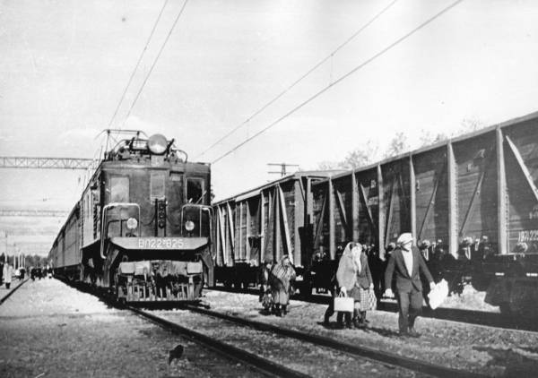 Електровоз ВЛ22М-825 із пасажирським потягом. Початок 1960-х років. Архів Львівської залізниці