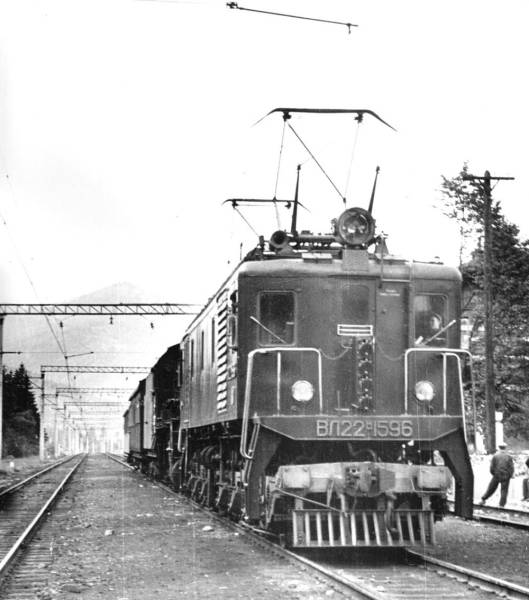 Електровоз ВЛ22М-1596 із приміським потягом. Початок 1960-х років. Архів Володимира Колотовкіна