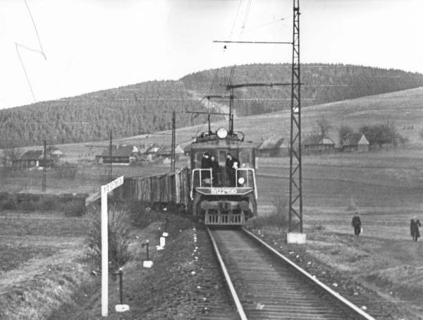 Електровоз ВЛ22М веде вантажний потяг на лінії Мукачево – Стрий. Початок 1960-х років. Архів Львівської залізниці