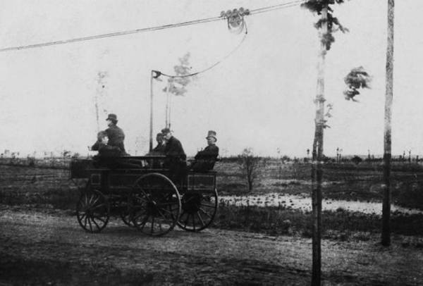«Прадід» сучасного тролейбуса – візок із електричним приводом «Електромот», побудований Вернером фон Сімменсом. 1882 р.