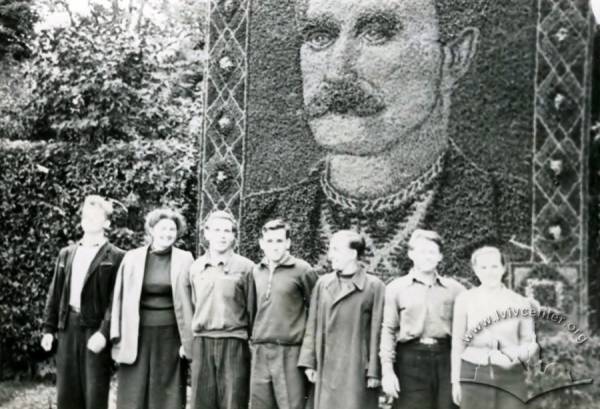 Панно з квітів у вигляді портрету І.Франка біля парку ім. І. Франка. Фото 1947 року