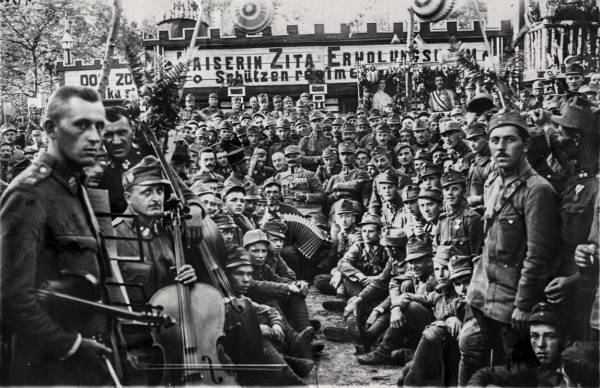 Солдатська забава біля офіцерського казино в Щуровичих, фото 1917 року.