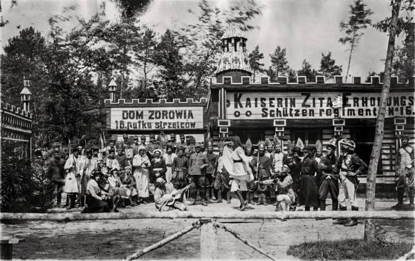 Актори польового театру в офіцерському казино в Щуровичих, фото 1917 року.