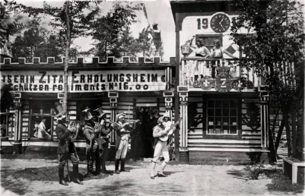Актори польового театру в офіцерському казино в Щуровичих, фото 1917 року. Актори польового театру в офіцерському казино в Щуровичих, фото 1917 року.