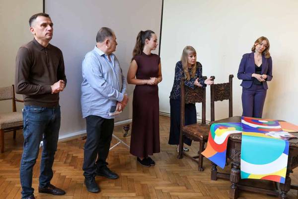 Організатори, куратори та мистецтвознавці на презентації виставки Соні Делоне у музеї Олекси Новаківського