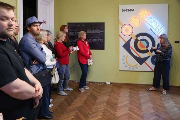 Відкриття виставки Соні Делоне у музеї Олекси Новаківського у Львові Екскурсовод розповідає відвідувачам про виставку Соні Делоне біля афіші Ода Соні у музеї
